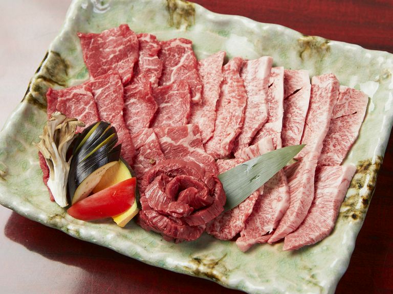 人気のお肉の部位3種を盛合せた『マヨン盛』