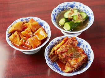 自家製のキムチダレにじっくりと漬け込んだ各種『キムチ』