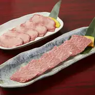 牛タンは冷凍ものではなく、生のものをひと手間かけて提供。個人経営店では珍しい、ザブトンやミスジなどの稀少部位も揃えています。経験を重ねた厳しい目で選んだ肉の数々をどうぞ。