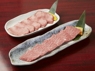 厳しい目で選んだ肉の数々、牛タンはやわらかい生のタンを提供