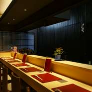 清々しい白木のカウンターを配した店内は、和の情緒たっぷり。凛とした空気に包まれて、少し贅沢なデートを楽しんでみてはいかがでしょう。料理人の技を間近で眺められるのも、カウンター席ならでは。