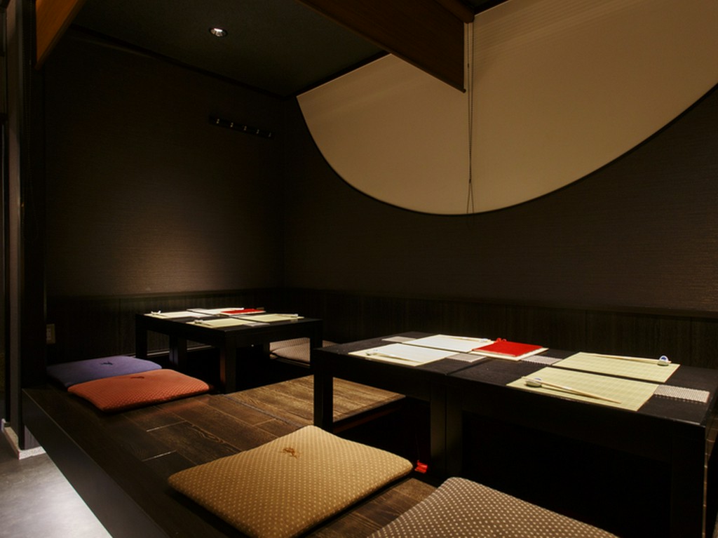 ゆったりくつろげる掘りごたつ席は、外国人の方の接待にも最適