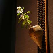 京都祇園という場所にふさわしく、店内にはしっとり落ち着いた京町家の雰囲気が漂っています。さりげない花のしつらえにも、洗練された美意識と細やかなもてなしの心が感じられます。