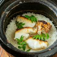 丹後のコシヒカリを重厚な土鍋で炊き上げたご飯は、一粒一粒がしっかりと立ち、もっちりとした歯ごたえ。さまざまな旬の素材を取り入れるため、季節ごとにいろいろな味が楽しめます。写真は鯛の炊き込みご飯。
