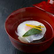 季節の食材を使用した椀物で、写真は帆立しんじょう。利尻昆布とマグロ節で丁寧に出汁を引き、奥深い味わいに仕立てられています。上品な香りがふわりと立ち上り、ひと口含めば優しい素材の旨みが広がります。