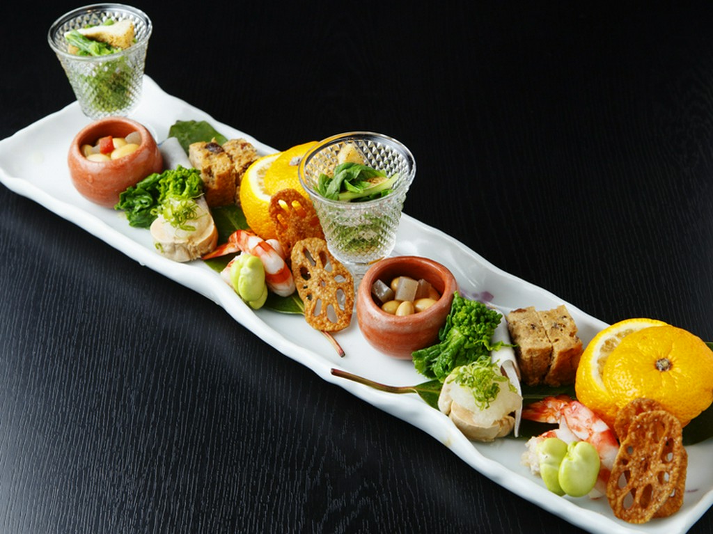 料理人の感性が光る、盛り付けも美しい『季節の八寸』