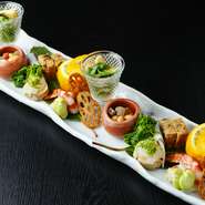 旬の食材を贅沢に使用し、器の上で四季を表現した八寸。写真は壬生菜とお揚げのおひたし、大豆煮、あん肝、菜の花、鯖のかぶら巻き、鴨松風、柚子釜茶碗蒸し、車海老、蓮根煎餅、一寸豆。