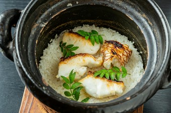 若狭・淡路直送の新鮮な天然魚介を中心に、料理長こだわりの季節素材を厳選しご提供する自慢のコースです