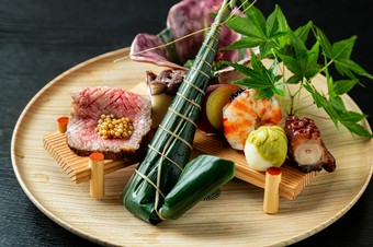 淡路直送の新鮮魚介を使用しております。