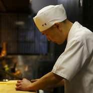 お客様に心から楽しんで頂くこと。当たり前のことですが、その一言に尽きると思います。おいしい料理でおもてなしするのはもちろん、心地よい空間づくりやサービスにも常に気を配っています。