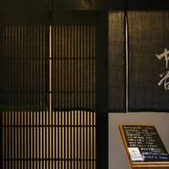 路地の奥にある静かな店なので、日頃の忙しさを忘れ、ゆっくり時間をかけて食事を楽しんで頂くのに最適です。おまかせコースのほかアラカルトメニューもご用意しておりますので、気軽に足をお運びください。