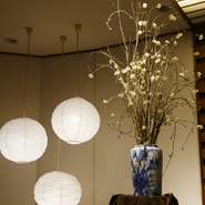 足元を楽にしてお座りいただける掘りごたつ席をご用意しております。東山散策で疲れた足を休めていただいたり、座敷では座りにくいというお年を召した方も、安心してお越し下さいませ。