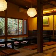 京都の四季を感じられるロケーションに、広いさじき席や座敷などのお部屋が9室。近隣の寺院や神社からのアクセスもよく、法要後のご会食、参拝後のお食事、各種の慶弔時などのお集りに格好のお店です。
