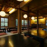 広い店内には、さじき席、座敷、テーブル席など個室タイプのお部屋が9室。少人数様から最大40名様まで、ゆっくりくつろいでいただけます。窓が大きく、円山公園の自然を身近に感じられるのも魅力です。