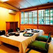 当店2階は座敷席、襖には茶室・寺院の装飾に使用される伝統の「京唐紙」を使用しております。10名様程度までの個室・仕切りを外して最大40名様まで対応しております。ご利用下さい。※個室利用料は飲食代金の10％