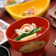 2～3名様から最大40名様まで、対応させていただきます。10名様以上でお料理代金＋お1人様2,000円(税抜)フリードリンクのご利用が可能。15名様以上26名様まで無料送迎バスもございます。※バスは1週間前までに要予約