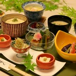 併設工房製の京生ゆばをふんだんに使用したお料理です。※お昼のみ