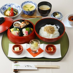 自家製生ゆばと季節の食材を楽しめる『名代まるやま弁当』