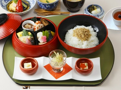 自家製生ゆばと季節の食材を楽しめる『名代まるやま弁当』