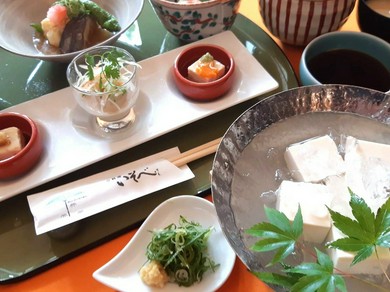 取り肴一式がつき、旬の京料理も味わえる『ゆどうふ膳』　※季節によって料理の内容は変わります。