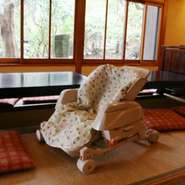 ベルト、テーブル付のハイローチェアの用意が1台あります。ベビーカーは、入口で4台までお預かりすることが出来ます。又、10名まで入る座敷の完全個室が１つございます。※個室料として飲食代の10％が必要です。
