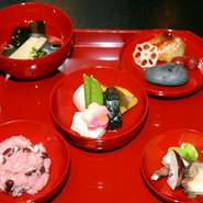 ゆったり落ち着けるよう個室料をサービスいたします。
ご利用の際は店舗までお問い合わせください。
※個室満室時は一般席になります。
食べ初め用祝い膳 2,000円(税抜) / お祝い膳[大人] 5,000円(税抜)