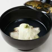 旬の食材と自家製の生ゆばで織りなす椀物『甘鯛の高台寺蒸し』は、酒蒸しした甘鯛に汲み上げゆばを配し、もう一度蒸して銀餡をかけた逸品。凛とした奥深い味わいです。※季節によって料理の内容は変わります。