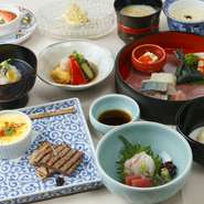 お店で提供する「京生ゆば」は、自家製のできたて。大豆の自然な風味としっとりとした質感が絶品です。椀物、サラダ仕立てなど多彩な料理で楽しめ、ゆば三昧を満喫できる懐石料理『緑風』（要予約）もご用意。