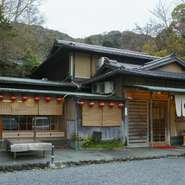 創業以来50余年、一つ一つの手仕事に真心を込めた京料理でおもてなし。料理、器、しつらえのすべてに京の伝統と季節が宿り、至福の時間を堪能できます。円山公園の四季折々の風情も、ごちそうの一つです。