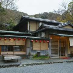 円山公園内の閑静な地で、味の記憶と心に残る京料理をご提供