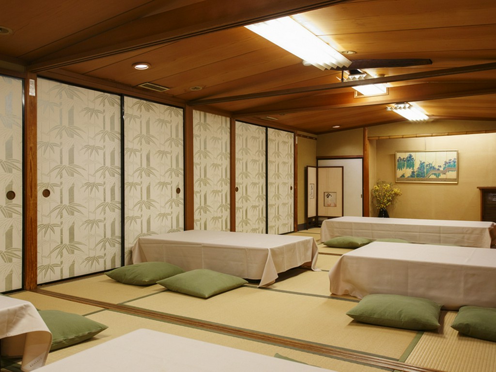 趣の異なるお部屋が1・2階に9室。最大40名様のご会食も可能