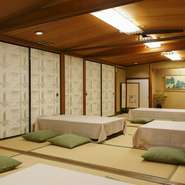 店内は1・2階に9部屋があり、座敷、掘りごたつ式のさじき席、テーブル席など多彩な空間をご用意。各階とも40名様までのご利用が可能です。近隣にはお寺も多く、法要後のお食事にも好評をいただいています。