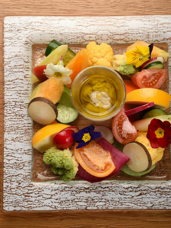 みずみずしい大地の恵み満載！　花束のようにカラフルな『たっぷり野菜のバーニャカウダ』