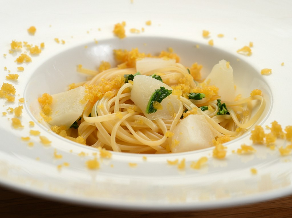 平たいパスタに自慢のカラスミの旨味が絡む『自家製カラスミと朝採り小カブのバベッティーニ』