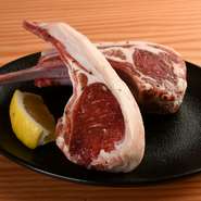 肉肉しさ、噛み応えがあり、ボリューム満点『骨付きラム肉（100g～）』