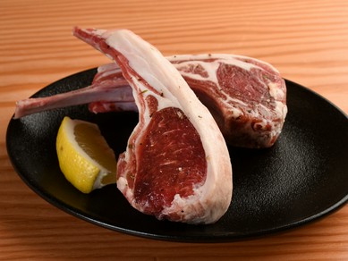 肉肉しさ、噛み応えがあり、ボリューム満点『骨付きラム肉（100g～）』