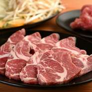 ラム肉は、とてもヘルシーでスポーツ選手におすすめのお肉。オーストラリア産の1歳未満のラム肉を部位ごとにブロック買いしています。肩ロース、骨付きラム肉など、その部位にあった調理法でご提供。