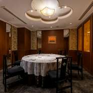 シックな装いで統一された店内は、接待や会食などビジネスの場にも最適。厳選素材を用いた本場の中国料理は、客人へのおもてなしにもふさわしい一席となることでしょう。