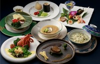 鮑などの厳選食材と乾杯1ドリンクが付いた個室確約のプランです。フカヒレ、あわびなど豪華食材をお召し上がりいただける全7品のコースでございます。
※4名~8名様までご利用いただけます。
※要予約