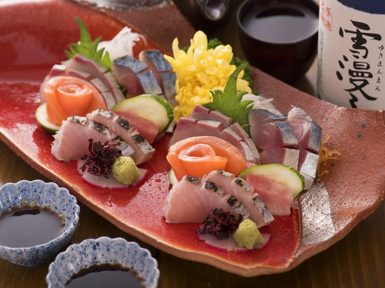 人気の『刺身盛り合わせ』を鮮やかに彩る、「有田焼の器」