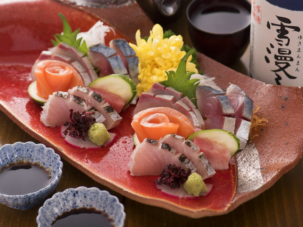 人気の『刺身盛り合わせ』を鮮やかに彩る、「有田焼の器」