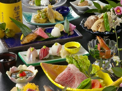 個室にて、ゆっくりとお食事を堪能されたい方にお勧め。記念日、接待などの会食等※120分飲放は＋1700円〜