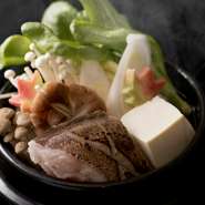 選び抜いた産地、天草から直接仕入れた、アコウ、アカハタなどを使ったあら鍋。どう料理をしても美味しい魚ですが、素材の味が染み出た鍋の味はまた絶品です。一度お試しください。