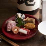 日本酒と相性抜群の旬の肴をたっぷりと5～7品盛り合せた『祝肴盛り合せ』は、コースでも単品でも承ります。まずはこの一皿でお好みのお酒を一献、いかがでしょうか。