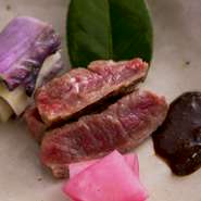 人気メニューのひとつ『和牛網焼き』では、九州各地よりおいしい赤身の牛肉を仕入れ、香ばしい網焼きで旨味を凝縮。糸島「ミツル醤油」のもろみを使った特製ダレでどうぞ。