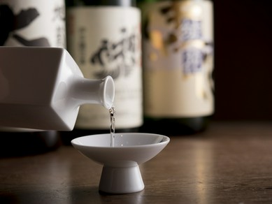 筑後の地酒「旭菊」など、店主おすすめの日本酒を品揃え