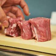 特ロースやリブロース、やわらかな「シャ豚ブリアン」といった肉の部位を選べるのはもちろん、TOKYO-X、岩中豚、雪室熟成豚など肉の種類も選べます。何度も通って異なる肉質を食べ比べてみるのもおすすめです。