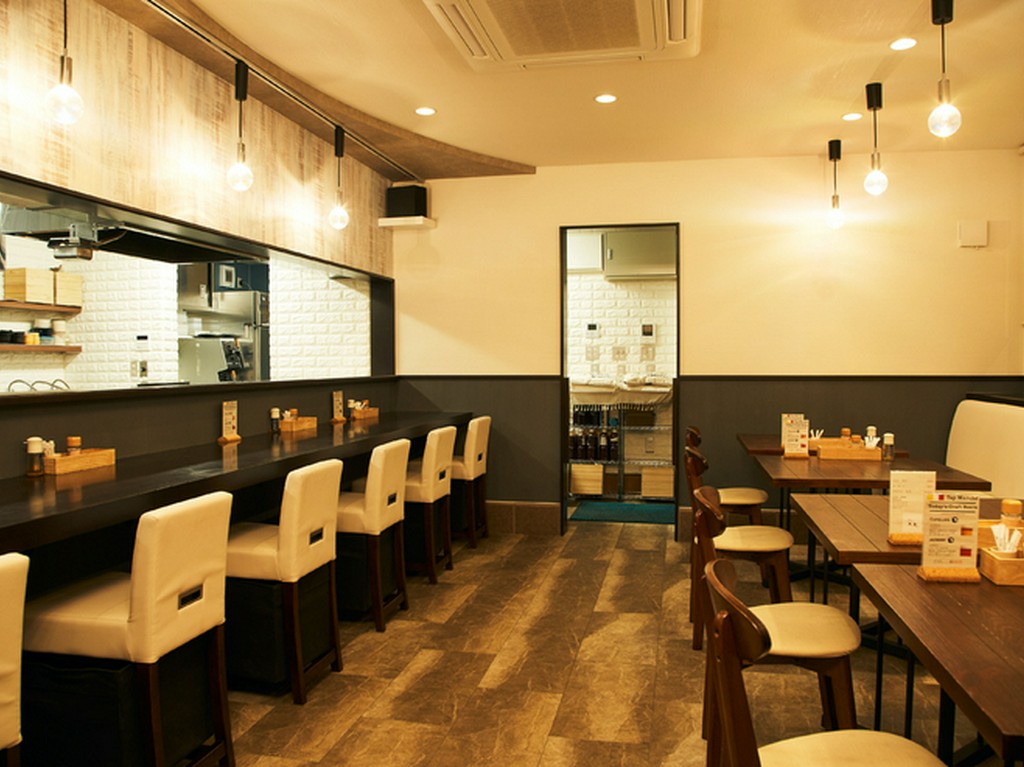 女性ひとりでも気軽に入れるスタイリッシュな空間