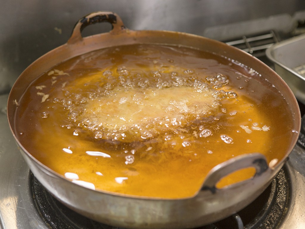 熱伝導率の高い純銅製の鍋で、全方向から熱を加える