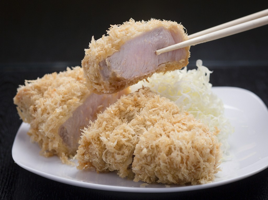 常識破りの低温揚げで、じっくりと熱を通す『ロースかつ』